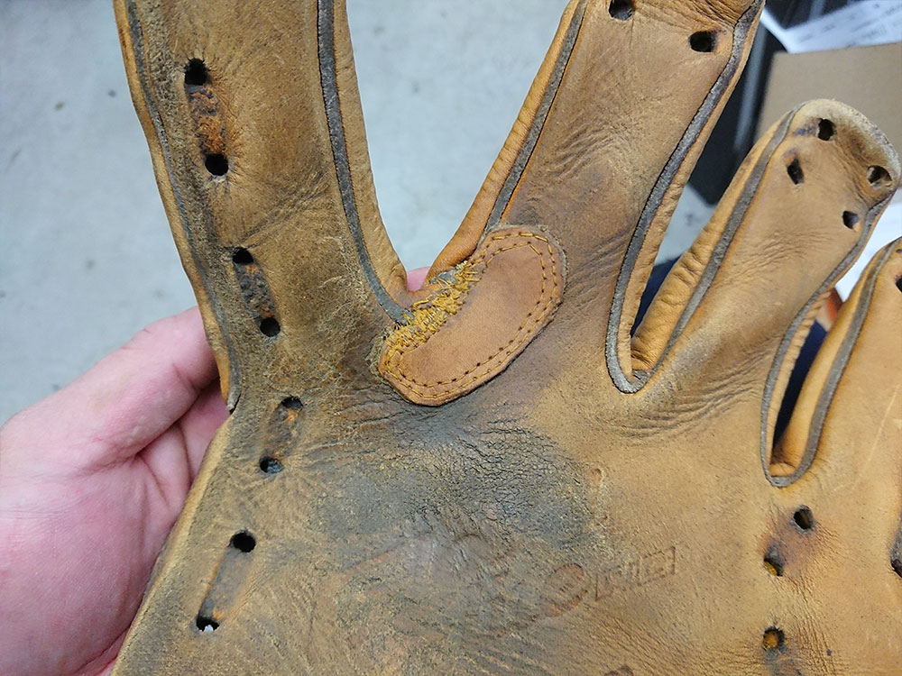 野球グローブの修理 指股