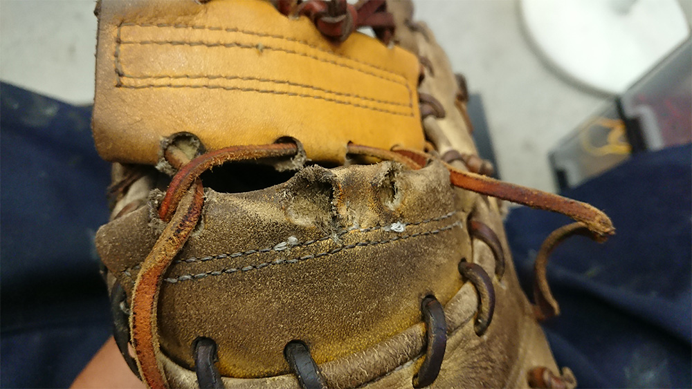 野球用品　ファーストミットの修理　破れ